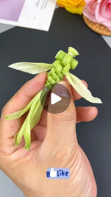 paper crafts creator | Folded Corn Husk Dragonfly: A Natural Craft #parentchild #handicraft #preschoolactivity #interesting #origami #handmade #child... | Instagram Corn Husk Crafts, Basket Weaving Patterns, Corn Husk, Afterschool Activities, Paper Crafts Origami, Deco Floral, Paper Folding, Nature Crafts, Weaving Patterns