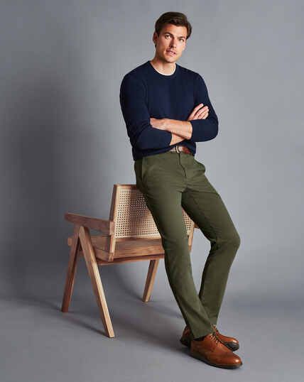 Green Chino Outfit Men, Green Trousers Outfit Men, Olive Pants Men, Green Trousers Outfit, Olive Green Pants Outfit, Chinos Men Outfit, Trousers Outfit Men, Green Pants Men, Green Pants Outfit