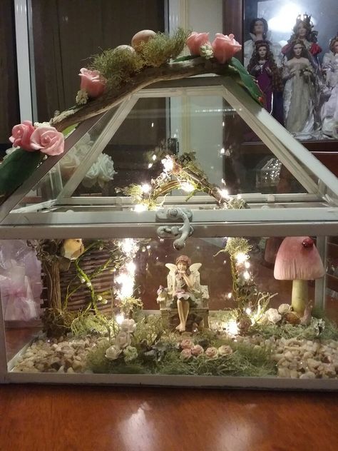 Fairy House Terrarium, Fairy House Night Light, Fairy Terrarium Ideas Diy, Indoor Fairy Garden Ideas Tabletop, Fairy Terrarium Ideas, Lantern Terrarium, Miniature Decorations, Fairy Tank, Fairy Lights In A Jar