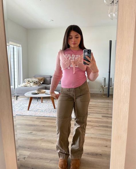 Khaki Capri Outfit, Charlotte Chiasson, Capri Outfits, Eclectic Style, Cute Fits, Fashion Killa, Capri Pants, Khaki Pants, Capri