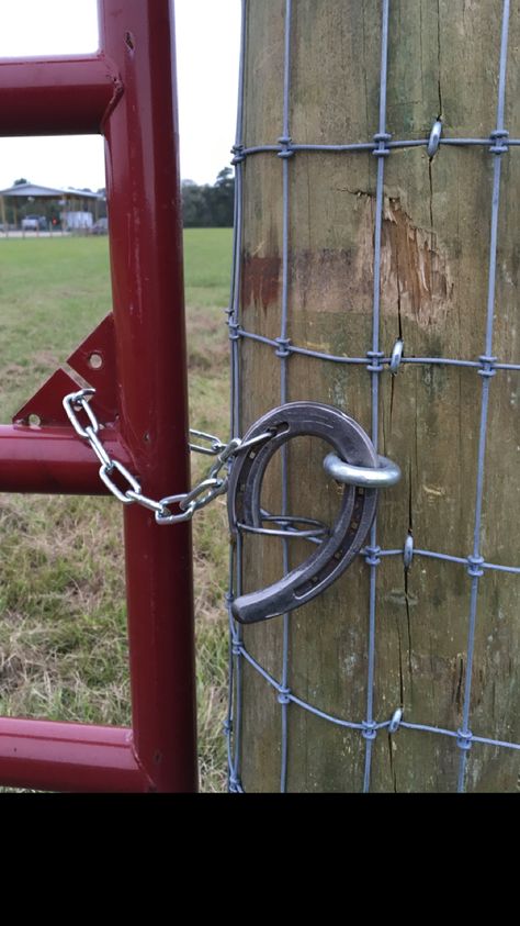 Horseshoe Gate Latch, Horse Shoe Gate Latch Ideas, Horse Area Ideas, Horse Gate Latch, Horse Gates Ideas, Farm Gate Latch, Farm Gate Latch Ideas Diy, Horse Tie Up Area, Hitching Post Ideas