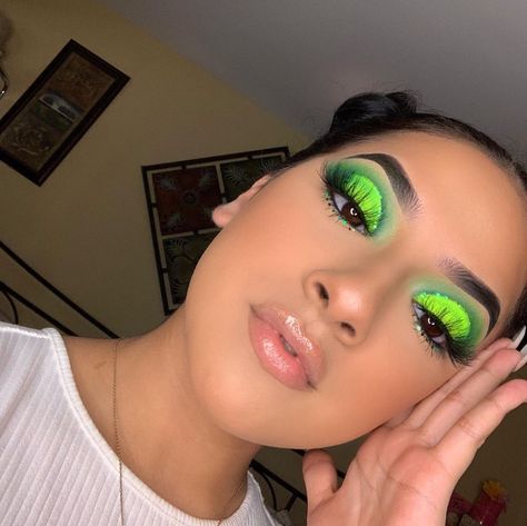 bright green cut crease eyeshadow look Green Eye Makeup Looks, Makeup Verde, Saint Patricks Day Makeup, Green Eye Makeup, Maquillage Yeux Cut Crease, Cut Crease Eyeshadow, Blue Smokey Eye, Bright Eye Makeup, Neon Makeup