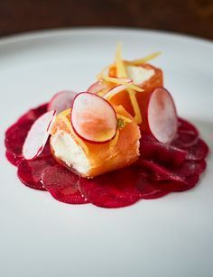 Smoked salmon with goats’ cheese, lemon mousse and beetroot carpaccio - A beautiful starter for any dinner party Beetroot Carpaccio, Carpaccio Recipe, Roasted Figs, Smoked Salmon Recipes, Lemon Mousse, Goats Cheese, Fine Dining Recipes, Xmas Food, Starters Recipes