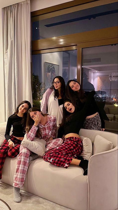 Sleepover Photo Ideas, Bollywood Theme Party Dress, Bff Pics, Bff Poses, Best Friend Poses, Female Friendship, Cute Friend Pictures, Cute Friend Photos, Selfie Ideas Instagram