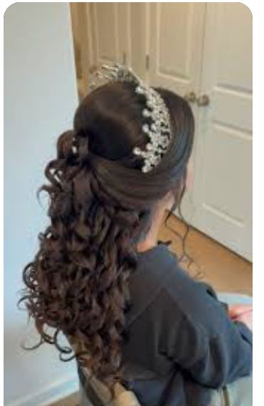 Half Up Half Down Quince Hair, Hairstyle Quince, Quince Hair Ideas, Xv Hairstyles, Quinceañera Hair, Hairstyles Quinceanera, Quince Hair, Jasmine Hair, Quince Hairstyles With Crown