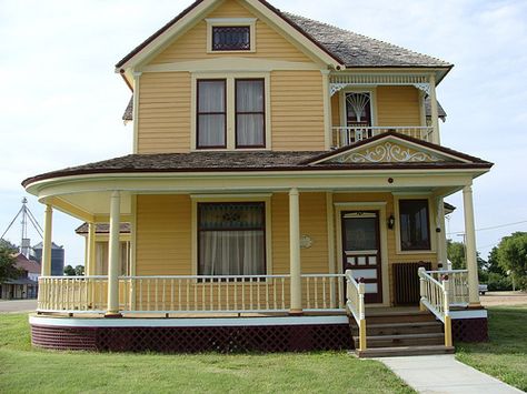 My dream home (: yellow and all! Yellow Colonial House, Old Yellow House, Antique Yellow Paint, Yellow Two Story House Exterior, Yellow Historic Home Exterior, Yellow House Exterior, Craftsman Porch, Modern Garage Doors, Houston Houses