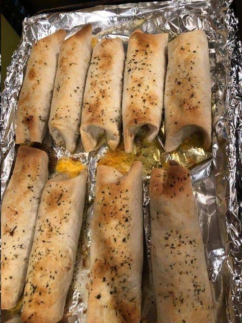 Cheesy Taco Sticks, Taco Sticks, Pizza Sticks, Grandma's Recipes, Guacamole Dip, Taco Pizza, Lake Food Ideas Summer, Cheese Sticks, Food Ideas Summer