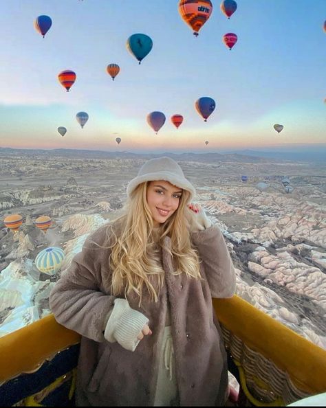 Istanbul Turkey Winter Outfit, Capadocia Turkey Outfit, Cappadocia Outfit Winter, Istanbul Turkey Outfit Winter, Cappadocia Photo Ideas, Capadocia Outfit, Turkey Winter Outfit, Cappadocia Turkey Outfit, Hot Air Balloon Outfit Ideas