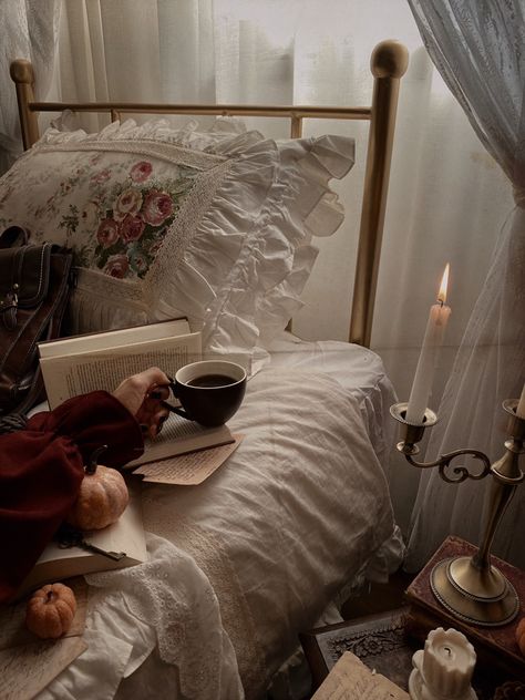 Victorian Aesthetic Outfit, Dark Academia Room Ideas, Academia Bedroom, Small Bedroom Inspiration, Academia Room, Victorian Bedroom, Victorian Aesthetic, Vintage Bedroom, Vintage Bed