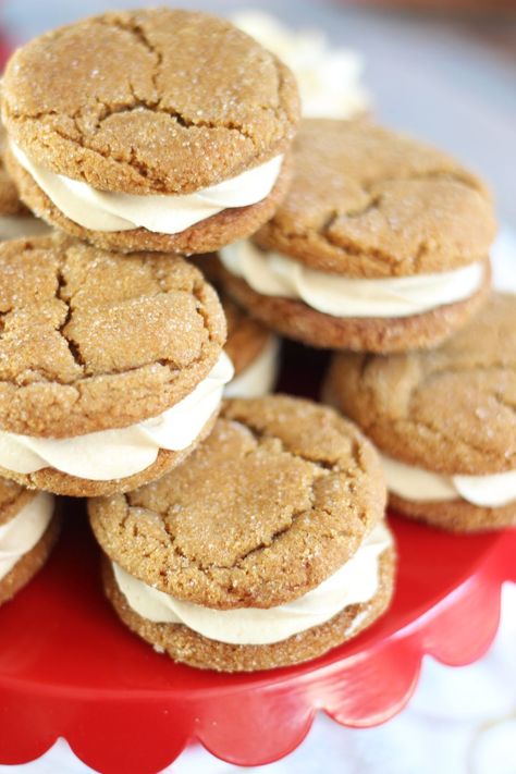 Caramel Buttercream Frosting, Chewy Molasses Cookies, Cookie Sandwich, Cookie Sandwiches, Caramel Buttercream, Molasses Cookies, Oreo Dessert, Delicious Cookie Recipes, Spice Cookies