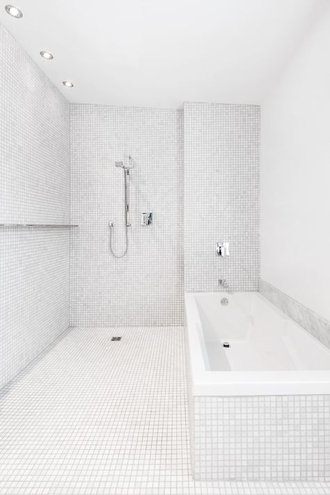 Le Jeune Residence by Architecture Open Form White Mosaic Bathroom, Residence Architecture, White Mosaic Tile, Form Architecture, Tiled Bathroom, Inspiring Outdoor Spaces, Mosaic Bathroom, White Mosaic, Bath Towels Luxury