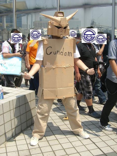 Gundam cosplay Cardboard Cosplay, Japanese Subculture, Gundam Cosplay, Diy Cans, Cosplay Diy, Cosplay Props, Cosplay Dress, Mobile Suit, Diy Inspiration