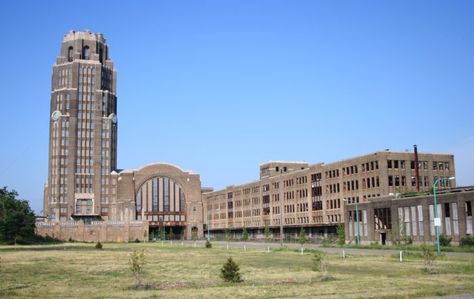 The Remnants Of This Abandoned Train Station In Buffalo Are Hauntingly Beautiful Buffalo Central Terminal, Abandoned Train Station, New York Central Railroad, Railroad Art, Abandoned Things, Abandoned Train, Deco Architecture, New York Central, Art Deco Architecture