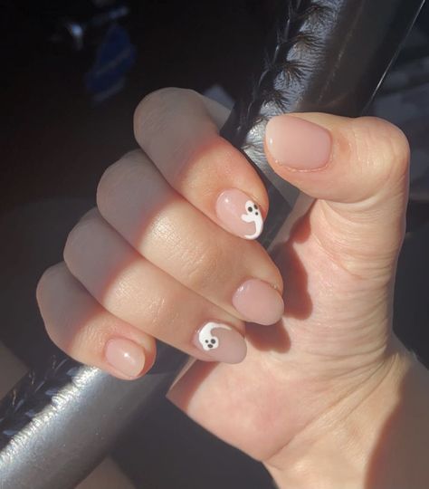 Classy Nails Halloween, Gel Nails Short Halloween, October Simple Nails, October Nails Natural, Halloween Nails On Short Nails, Short Halloween Nails Simple, Minimal Halloween Nails Short, Simple Ghost Nails Short, Nails With Ghosts