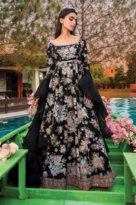 Cotton Suit Designs, Silk Churidar, Embroidered Hem, Basic Mehndi Designs, Pakistan Fashion, Dream Wedding Ideas Dresses, Boutique Dress Designs, How To Iron Clothes, Black Screen