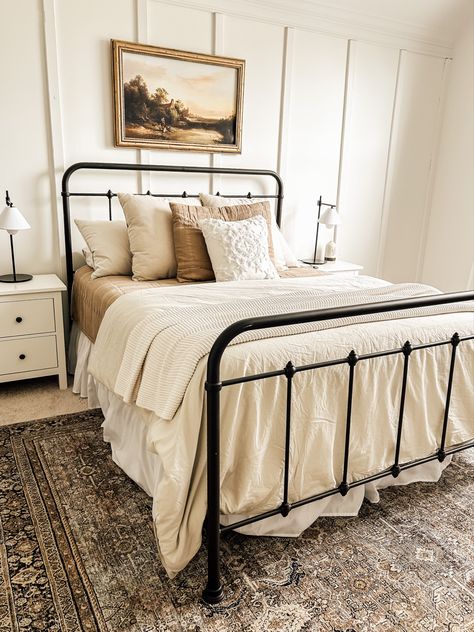 Guest Bedroom Ideas Western, Black Iron Bed Frame Decor, Farmhouse Metal Bed Frame, Sagstua Bedroom, Metal Bedframe Aesthetic, Rod Iron Bedroom Ideas, Western Guest Bedroom, Wrought Iron Bedroom Ideas, Black Metal Bed Frame Bedroom Ideas