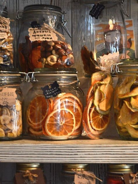 Things To Put In Jars, Apothecary Decor, Magia Das Ervas, Fruit Display, Fruit Slice, Tea Bar, Body Bars, Healing Herbs, Dried Fruits