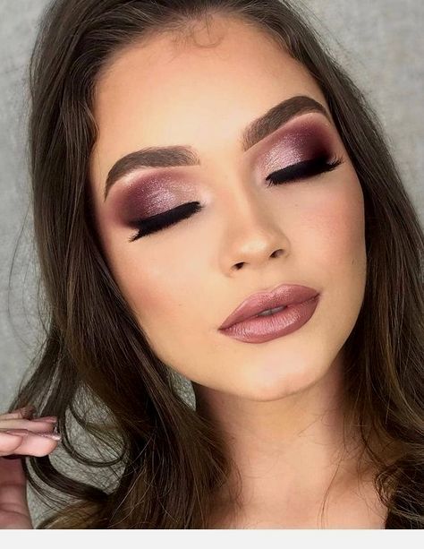 Maroon Makeup, Burgundy Makeup Look, Burgundy Eye Makeup, Burgundy Eyeshadow, Burgundy Makeup, Bridal Makeup Tips, Make Up Designs, Make Up Gold, Wedding Hairstyles And Makeup