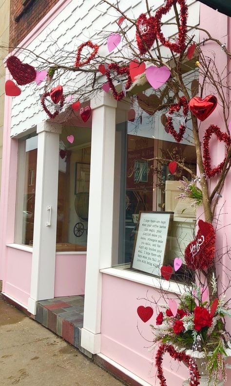 Valintens Decoration, Valentines Shop Window Display, Deco Saint Valentin Decoration, Valentine Display Ideas Retail, Valentines Fireplace Decorations, Valentine Window Display Ideas, Valentine Porch Decorating Ideas, Valentines Front Porch Decor, Valentines House Decor