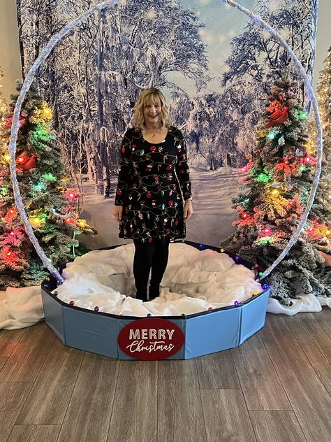 Life Size Snow Globe Photo Booth Diy, Christmas Parade Floats Diy, Life Size Snow Globe Diy, Diy Snowglobe Photo Booth, Snow Globe Photo Booth Diy, Winter Carnival Decorations, Snowglobe Photo Booth, Life Size Snow Globe, Winter Parade Float