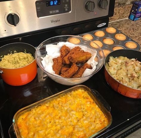 𝘍𝘰𝘭𝘭𝘰𝘸 @𝘱𝘪𝘮𝘱𝘢𝘭𝘦𝘳𝘵 𝘧𝘰𝘳 𝘮𝘰𝘳𝘦 𝘣𝘰𝘮𝘣 𝘢𝘴𝘴 𝘱𝘪𝘯𝘴✨ ‘ Meals Black People, Home Cooked Meals, Dave East, Soul Food Dinner, Black Families, Food Goals, Food Obsession, Black People, I Love Food