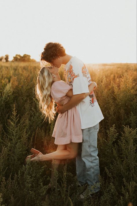 Fall Photo Couple Outfits, Sunrise Pictures Couple, Couples Photos Mountains, Couples Photoshoot Golden Hour, Tall Grass Photoshoot Couple, Couples Details Photo Ideas, Couples Field Pictures, Mountain Couple Photoshoot Fall, Farmer Engagement Pictures