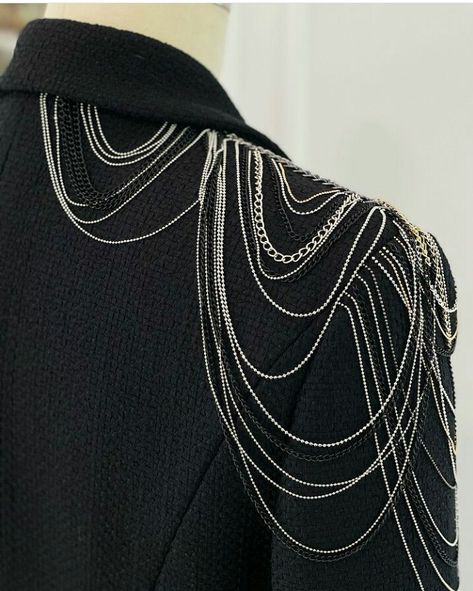 Blazer With Chains, Suit With Pearls, Fashion Sketches Men, Concept Clothing, Woman Suit Fashion, Blazer Designs, Gala Dresses, Fashion Attire, Embroidery Fashion