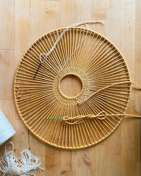 Round Loom Weaving Diy Tutorial, Circular Weaving Tutorial, Circular Loom Weaving, Circular Weaving Loom, Handmade Baskets Weaving, Circle Weaving, Nice Messages, Weaving Scarfs, Circular Loom