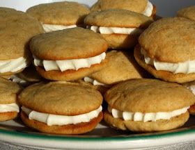 Vanilla Whoopie Pie Recipe, Banana Whoopie Pies, Pies With Cream Cheese, Whoopie Pies Recipe, Vanilla Bean Frosting, Banana Recipe, Whoopie Pie Recipe, Cookie Recipes Chewy, Whoopie Pie