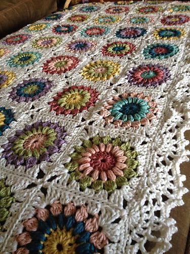 Sunburst Granny Square Blanket, Solid Granny Square, Sunburst Granny Square, Granny Blanket, Crochet Bedspread Pattern, Crochet Afgans, Square Crochet Pattern, Crochet Bedspread, Crochet Blocks