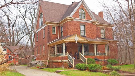 1901 Victorian: Queen Anne in Massillon, Ohio - OldHouses.com Double Parlor, Massillon Ohio, Victorian Queen, Hickory Cabinets, Historic Homes For Sale, Queen Anne Victorian, Queen Anne Style, Brick Home, Tennis Courts