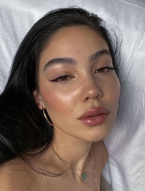 Dewy Makeup Aesthetic, Cute Dewy Makeup, Glowy Everyday Makeup, Wedding Makeup Aesthetic, Light Feminine Makeup, Everyday Makeup Looks, Glowy Makeup Look, Clean Makeup Look, Spring Makeup Looks