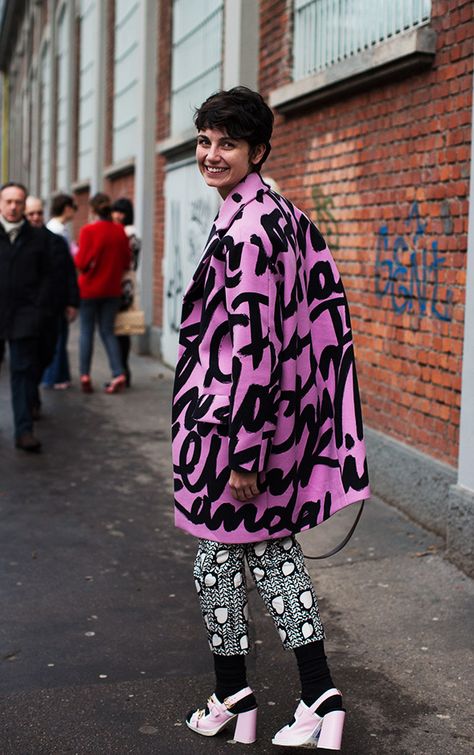 On The Street…….Milan Discovers Pink, Milan The Sartorialist, Walking Down The Street, Milan Street Style, Mode Boho, Looks Street Style, Women Street, Street Look, Street Chic, Parka