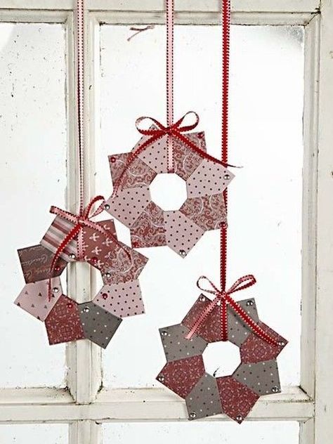 Easy Origami Christmas, Origami Christmas Ornaments, Origami Wreath, Origami Christmas Ornament, Vika Papper, Deco Table Noel, Paper Christmas Ornaments, Christmas Origami, Christmas Paper Crafts