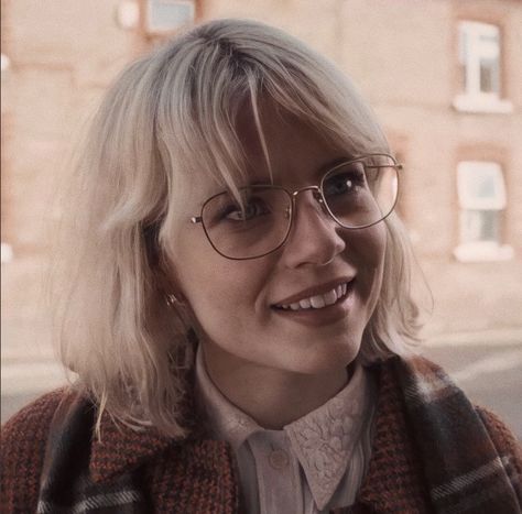 Lucy Boynton Modern Love, Kathryn Winnick, Blonde Hair Characters, Blonde Bob With Bangs, Short Hair Glasses, Bangs And Glasses, Lucy Boynton, Light Blonde Hair, Blonde Hair Girl