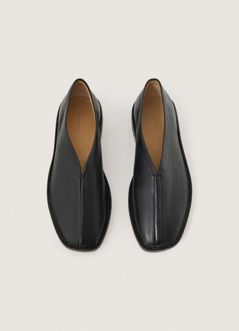 FLAT PIPED SLIPPERS - Lemaire-EU Christophe Lemaire, Silk Bag, Swag Shoes, Mens Slippers, French Fashion, Black Flats, Nappa Leather, Womens Flats, Fashion Lover