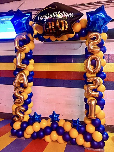 Ballon Graduation Ideas, Balloon Decorations For Graduation Party, Backdrop Graduation Ideas, Graduation Balloon Ideas, Graduation Balloon Decor, Graduation Balloon Decorations, Balloon Photo Booth, Graduation Balloon Arch, Middle School Graduation Party