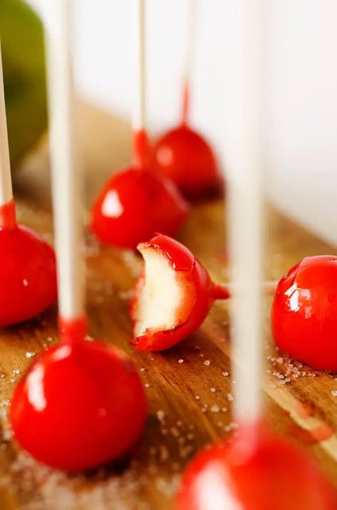 Mini Candy Apples Halloween, Mini Candy Apple Bites, Mini Toffee Apples, Mini Candied Apples, Mini Carmel Apples Bites, Candy Apple Bites, Sliced Candy Apples, Candied Apples Recipe, Candy Apple Slices