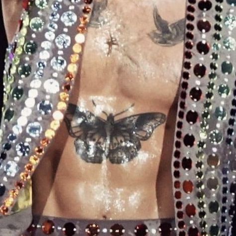 Harry Styles Body, Miley Cyrus Costume, Harry Styles Lot 2023, Harry Styles Details, Delicate Point Of View, Boy Styles, Harry Styles Nails, Hslot 2023, Tattoos Love