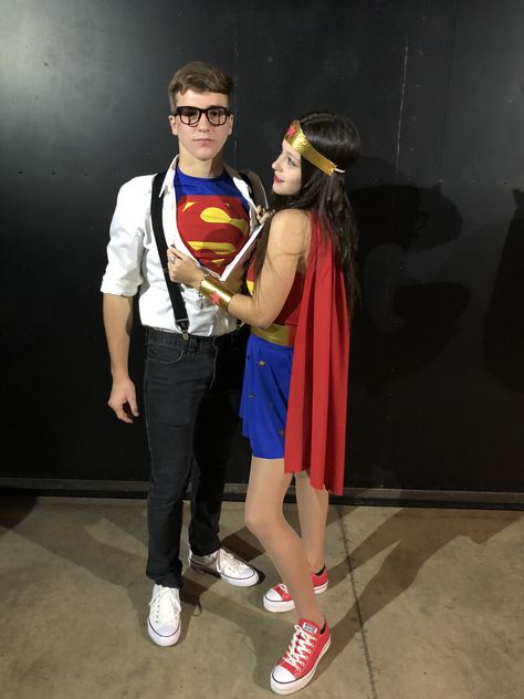 Disfraz de superman y mujer maravilla Costume Disfraz #costume #disfraces  #disfraz #goals #parejas #superwoman #superman Superwoman Costume, Freehand Crochet, Different Halloween Costumes, Easy Couple Halloween Costumes, Pregnant Halloween Costumes, Supergirl Costume, Superman Costumes, Halloween Coustumes, Couples Halloween Outfits