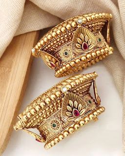 Gold Kada Bangles, Kada Bangles, Gold Kada, Unique Gold Jewelry Designs, Bridal Jewelry Sets Brides, Wedding Jewelry Sets Bridal Jewellery, Hand Chain Jewelry, Indian Wedding Jewelry Sets, Bridal Necklace Designs