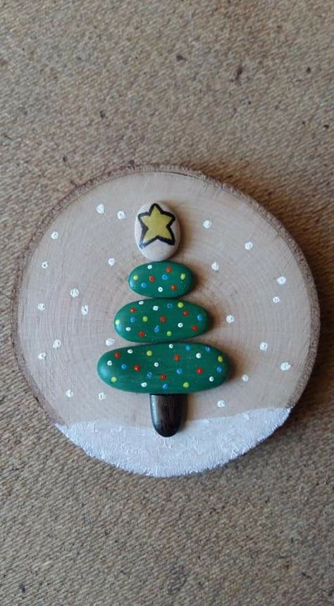 Pebble Art On Wood Slice, Christmas Pebble Art Ideas, Pebble Ornaments, Rock Ornaments, Christmas Pebble Art, Christmas Craft Fair, Handmade Christmas Crafts, Christmas Rock, Wood Christmas Ornaments