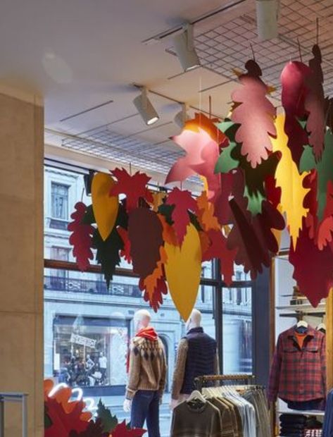 Fall Displays Retail, Autumn Shop Window Display, Yalda Decor, Window Displays Retail Store Fronts, Halloween Dance Decorations, Fall Store Window Displays, Fall Window Display, Autumn Window Display, Fashion Installation