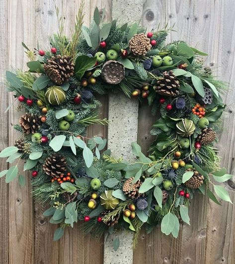 Julkransar Diy, Homemade Christmas Wreaths, Fresh Christmas Wreath, Winter Greenery, Seed Heads, Christmas Decorations Wreaths, Christmas Floral Arrangements, Christmas Door Wreaths, Pine Cone Decorations