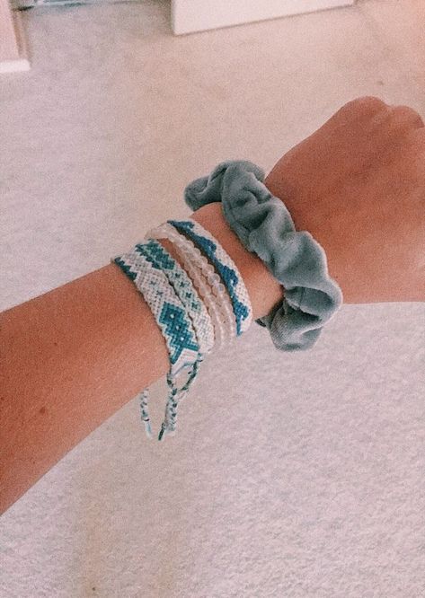 ☼ ☾pinterest | Itsmypics Diy Anklet, Anklets Diy, Cute Friendship Bracelets, Friendship Bracelets Designs, Thread Bracelets, Friendship Bracelets Diy, Summer Bracelets, String Bracelet, Cute Bracelets