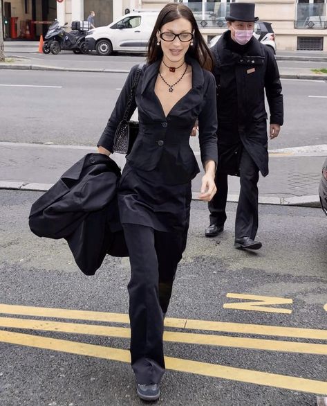 Corp Core, Bella Hadid Outfits, Corporate Fashion, Looks Street Style, March 4, Geek Chic, 가을 패션, Mode Vintage, Bella Hadid