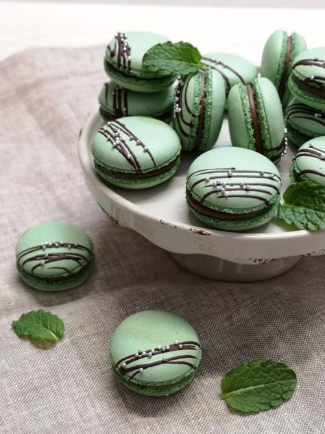 Green Macaroons, Mint Macarons, Green Macarons, Green Sweets, Macaron Ideas, Gold Macarons, Mint Desserts, Green Concept, Emily Jane