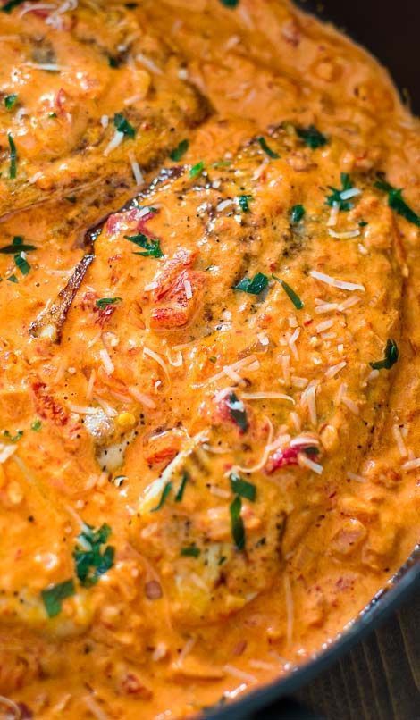 This Tilapia in Roasted Pepper Sauce is absolutely scrumptious, elegant and worthy of a special occasion. You won't believe how easy it is to make it! Tilapia Dinner, Pepper Sauce Recipe, Roasted Pepper Sauce, Paprika Sauce, Tilapia Recipes, Pescatarian Recipes, Fish Dinner, Roasted Peppers, Pepper Sauce