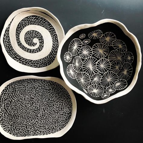 Pierced Pottery Ideas, Sgraffito Pottery Pattern Ideas, Sgraphito Pottery, Scraffito Designs Simple Bowl, Ceramic Sgraffito, Sgraffito Designs Pattern, Sgraffito Pottery, Ceramic Cutlery, Painted Ceramic Plates