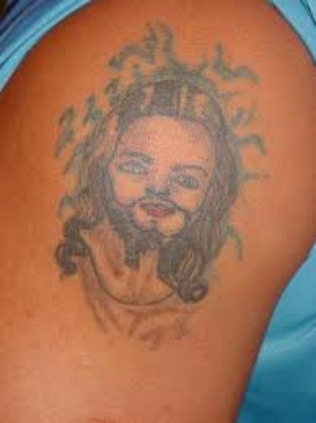 Jesus, I love your curls. Really Bad Tattoos, Awful Tattoos, Tattoos Gone Wrong, Horrible Tattoos, Terrible Tattoos, Parent Tattoos, Jesus Tattoo, Tattoo Fails, Gothic Tattoo